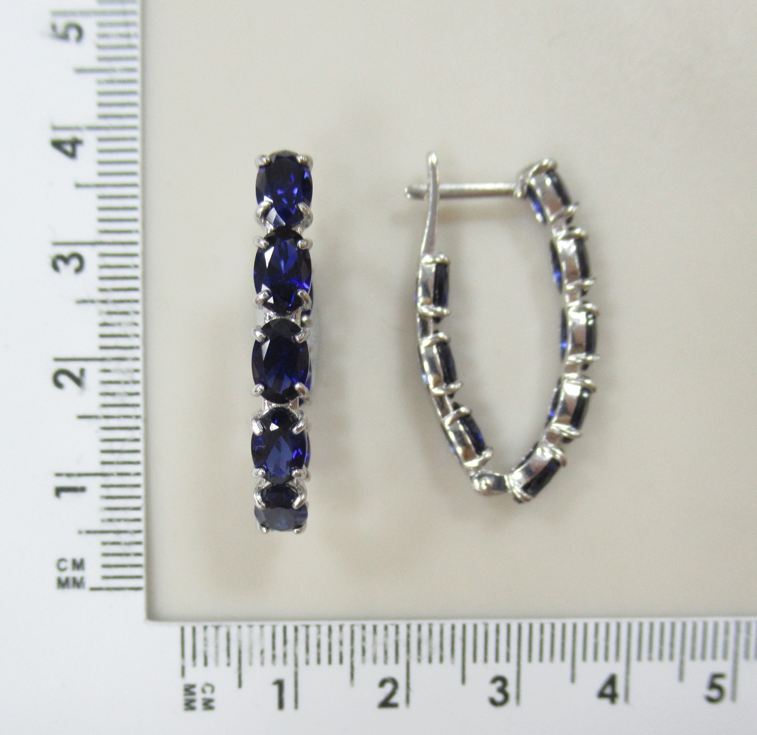 Серебряные серьги с корундами